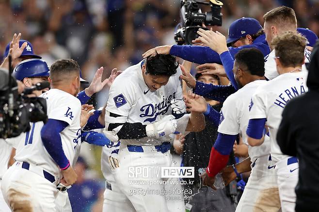 ▲오타니 쇼헤이가 끝내기 그랜드슬램으로 40홈런-40도루를 달성했다. 이제 오타니는 메이저리그 최초 50홈런-50도루 도전에 나선다. 지명타자 최초 MVP 수상 여부에도 관심이 쏠린다. 사진은 끝내기 홈런을 친 오타니가 동료들과 기뻐하는 모습.