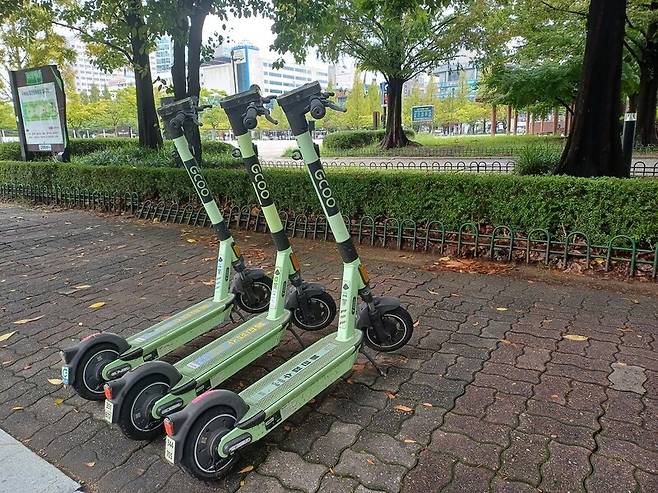 21일 경기도 고양시 일산동구 일산호수공원 근처 보도에 전동킥보드가 주차돼 있다.