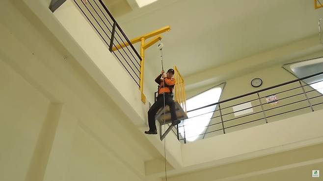 8~9층 이하에서 화재가 발생한 경우 완강기가 효과적인 탈출 방법일 수 있다./사진=유튜브 채널 ‘한국소방안전원’ 캡처