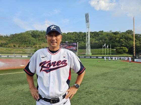 U-18 야구대표팀을 이끄는 부산고 박계원 감독이 26일 울산 문수구장에서 포즈를 취하고 있다. 울산=고봉준 기자