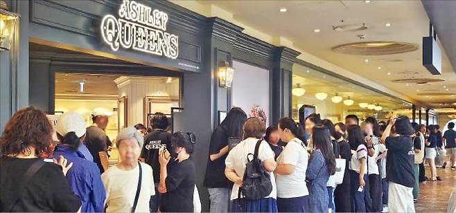 애슐리퀸즈 엔터식스 상봉점이 문을 연 지난 6월 28일 고객들이 레스토랑에 들어가기 위해 줄을 서 있다. 이랜드이츠 제공