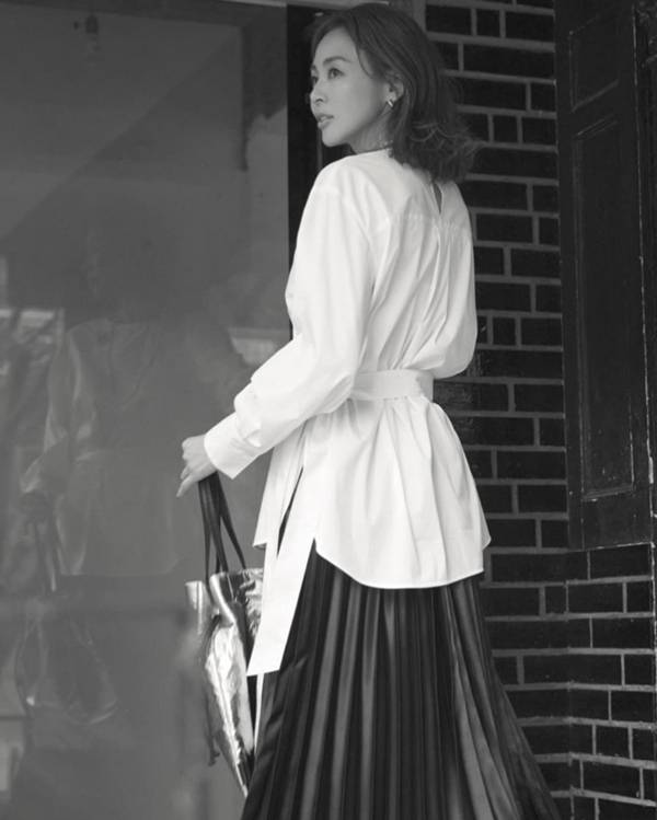 방송인 추성훈의 아내이자 모델 야노시호가 27일 자신의 SNS 채널을 통해 근황을 공개하며 팬들의 관심을 끌고 있다. / 사진 = SNS