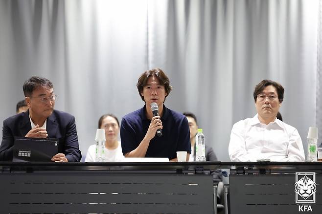 대한축구협회는 27일 국가대표전력강화위원회(이하 전력강화위원회)를 새로 구성하고 명단을 발표했다. 새 전력강화위원장은 최영일(58) 협회 부회장이 맡는다. 최영일 위원장은 선수 시절 1994 미국 월드컵과 1998 프랑스 월드컵에 참가했으며, 2018 러시아 월드컵에서는 한국대표팀 단장을 역임한 바 있다. 새로 구성된 위원회에 위촉된 전력강화위원은 6명이다. 국내외 축구 정보 전문가, 현장 지도자, 축구 행정가 등으로 구성했다. 대한축구협회