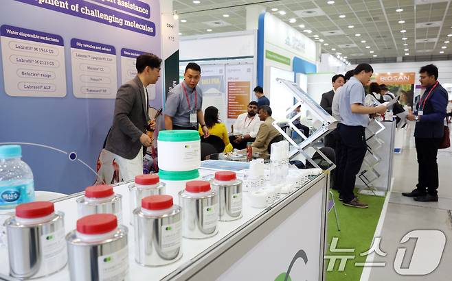 27일 서울 강남구 코엑스에서 열린 2024 세계 제약·바이오·건강기능 산업 전시회(CPHI/Hi Korea)에서 참가자들이 전시물을 살펴보고 있다. 글로벌 제약·바이오 뿐만 아니라 건강기능 산업 분야 기업까지 판로개척 및 투자자 유치를 위한 B2B(기업간 거래) 필수 관문으로 통용된다. 2024.8.27/뉴스1 ⓒ News1 김명섭 기자