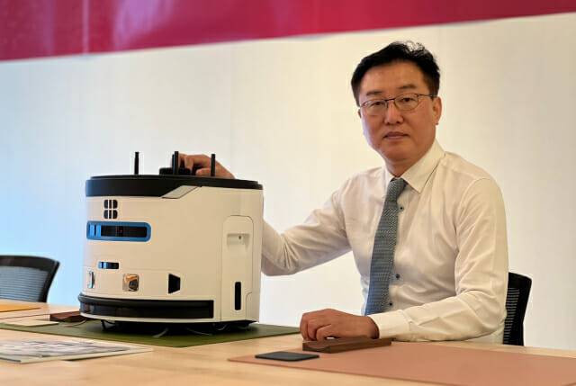 이상락 라이노스 대표와 라이노스 J30 실내용 중형 청소로봇. (사진=지디넷코리아 신영빈 기자)