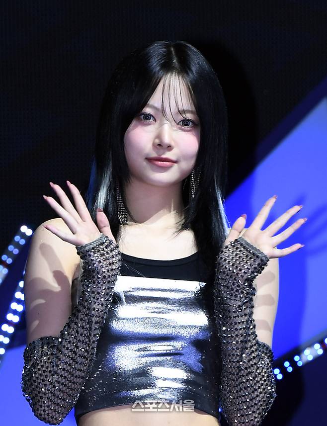 르세라핌(LE SSERAFIM)의 홍은채가 29일 서울 광진구 예스24 라이브홀에서 진행된 네 번째 미니 앨범 ‘크레이지(CRAZY)’ 발매 기념 미디어 쇼케이스에서 취재진을 향해 포즈를 취하고 있다. 2024. 8. 29. 박진업 기자 upandup@sportsseoul.com