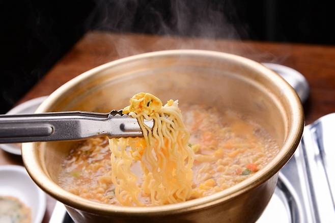 다시마는 라면 물이 펄펄 끓을 때쯤 빼는 것이 좋다./사진=게티이미지뱅크