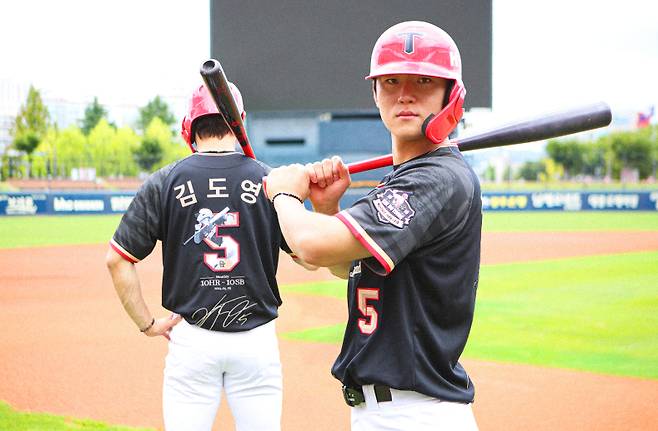 김도영의 월간 10-10 기념 유니폼 앞뒤 모습. KIA 제공