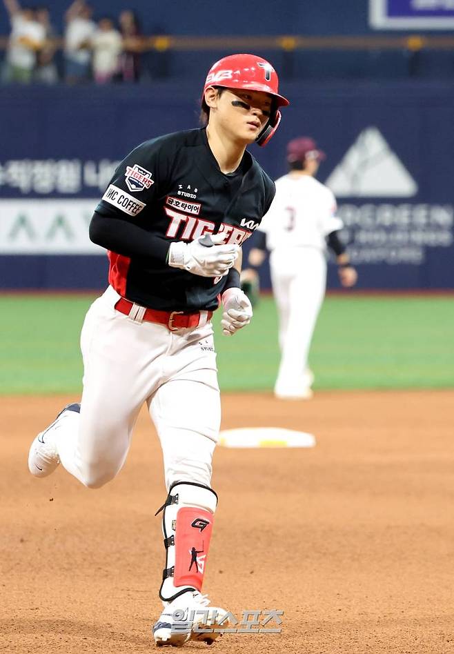 2024 KBO리그 프로야구 키움 히어로즈와 KIA 타이거즈의 경기가 15일 오후 서울 고척스카이돔에서 열렸다. 5회초 1사 1루 김도영이 역대 최연소 30홈런-30도루를 달성하는 투런홈런을 치고 베이스를 돌고 있다. 고척=김민규 기자 /2024.08.15/