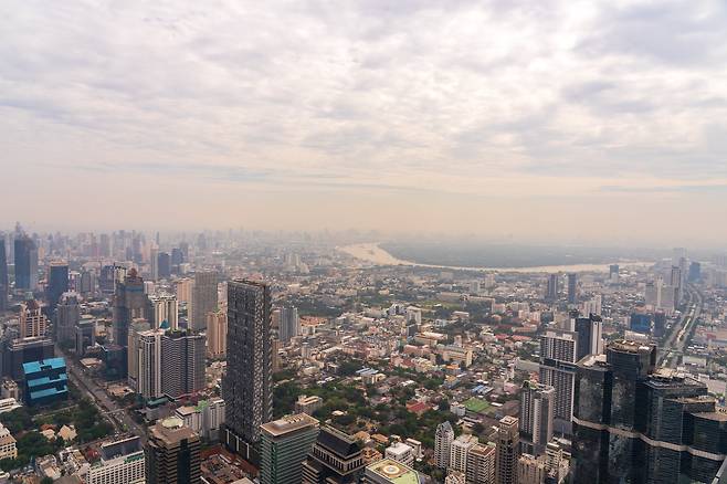 방콕 최고 높이 '킹 파워 마하나콘(314m)' 빌딩에서 본. 방콕 도심 풍경. 중앙의 거대한 물줄기가 '차오프라야' 강이다. 백종현 기자