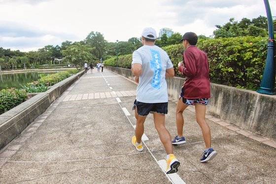 2022년 스카이워크를 확장하며 재개장한 벤짜킷티 공원. 높은 빌딩에 둘러싸인 호수는 새벽 시간 러너들로 북적인다. 사진 김은덕백종민