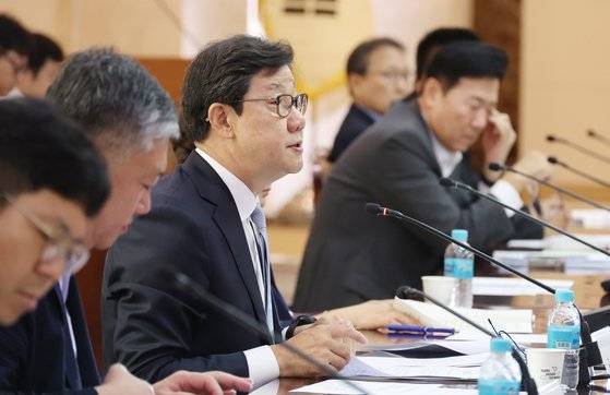 노연홍 의료개혁특별위원회 위원장이 지난달 11일 오전 서울 종로구 정부서울청사에서 열린 제5차 의료개혁특별위원회에 참석해 발언하고 있다. 뉴시스