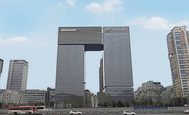 대대적인 사업 구조조정을 추진 중인 두산그룹의 계획에 금융당국이 반대하고 나섰다. 사진은 경기 성남시 분당두산타워. /사진=두산