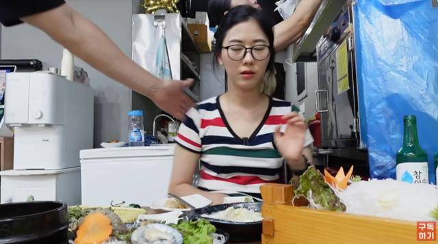 한 남성이 먹방을 촬영 중인 유튜버 윤숙희 어깨에 손을 대고 있다. 유튜브 캡처