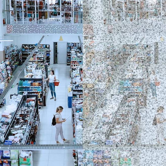 건강한 사람의 시야(왼쪽)와 비주얼 스노우 증후군 환자의 시야(오른쪽)./사진=미국 클리블랜드 클리닉