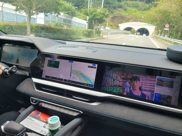 보조석에서 본 내부 디스플레이 모습. 보조석에서는 유튜브 등 OTT 시청이 자유롭다. /이재훈 기자
