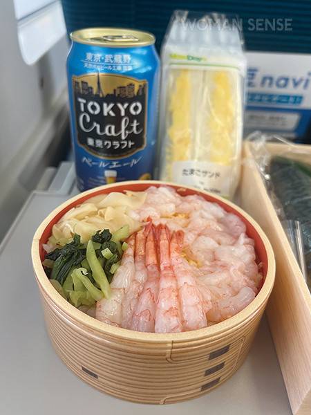 도쿄 역에서 구입한 에키밴(역에서 파는 도시락).