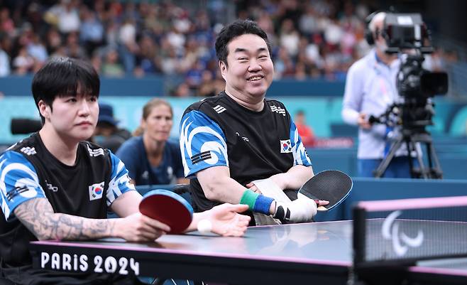 한국 탁구대표팀이 '히든카드'로 준비한 남자복식(MD4 등급)의 장영진(31·서울특별시청)-박성주(45·토요타코리아) 조가 31일 밤 1시(한국시각) 프랑스 파리 수드파리 아레나4에서 열린 2024년 파리패럴림픽 남자복식 4강전에서 승리하며 결승진출에 성공했다. 대한장애인체육회 제공