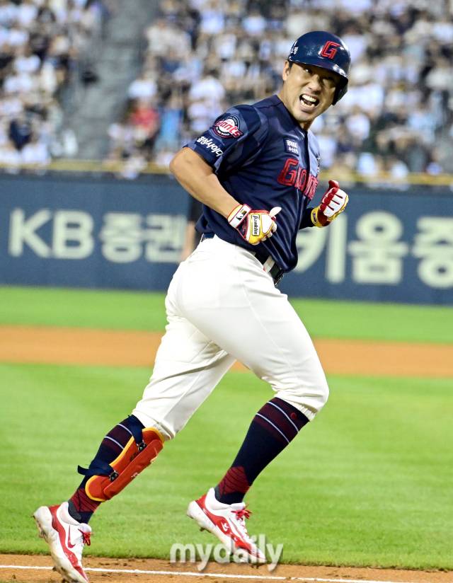 2024년 8월 31일 서울 잠실구장에서 '2024 신한 SOL Bank KBO리그, 롯데 자이언츠와 두산 베어스의 경기가 열렸다. 롯데 전준우가 5회초 2사 1루서 2점 홈런을 친 뒤 기뻐하고 있다./잠실 = 유진형 기자 zolong@mydaily.co.kr