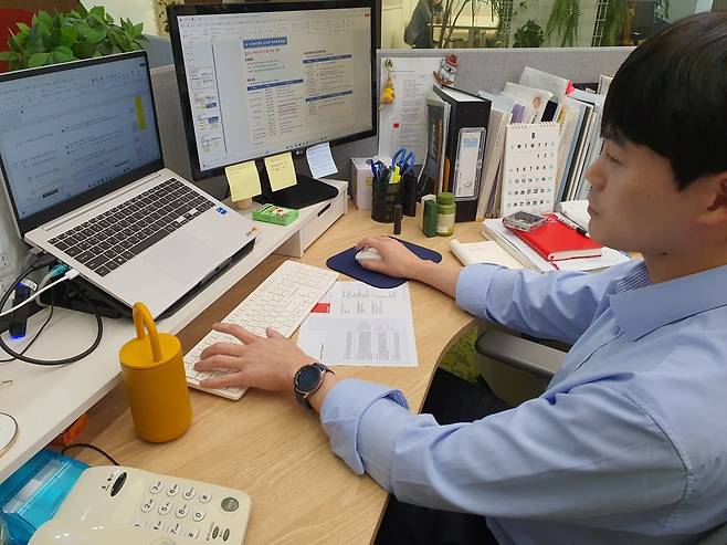 김강민 대리가 ESG 경영 고도화 개선과제 발굴 작업을 하고 있다. 시흥=윤현주 기자