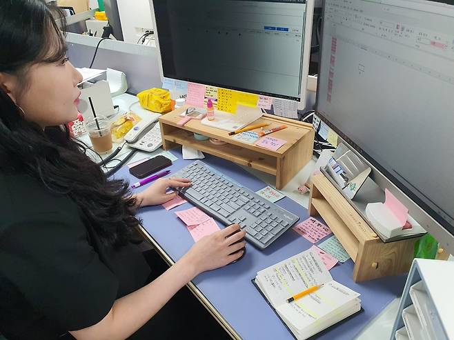 박예원 사원이 트럭 배차 업무를 진행하고 있다. 시흥=윤현주 기자