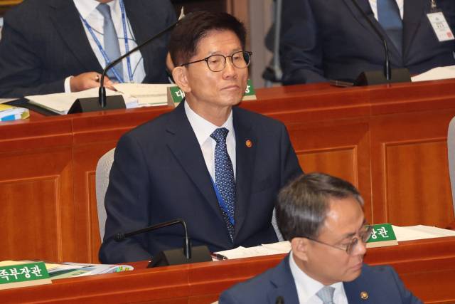 ▲김문수 고용노동부 장관이 2일 오전 국회에서 2023 회계연도 결산심사를 위해 열린 예산결산특별위원회 전체회의에 참석해 위원의 발언을 듣고 있다. ⓒ연합뉴스