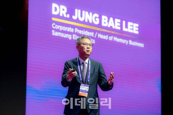 이정배 삼성전자 메모리사업부 사장이 4일 대만 타이베이에서 열린 세미콘 타이완 CEO 서밋에서 기조연설을 하고 있다. (사진=삼성전자)
