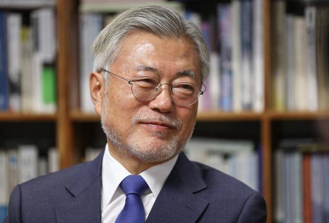 문재인 전 대통령이 지난해 1월 경남 양산시 평산마을 자택에서 이재명 더불어민주당 대표 및 당 지도부와 대화하고 있다. 더불어민주당 제공