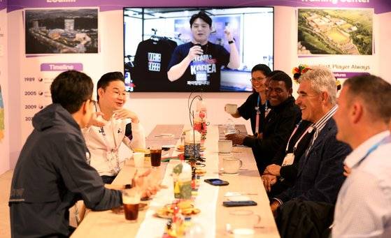 3일 파라 팀 코리아 하우스를 찾은 바누아투 창던지기 선수 카후 켄, 오세아니아 및 바누아투패럴림픽위원회 관계자들을 만난 배동현 BDH재단 이사장(왼쪽 둘째). 사진 대한장애인체육회