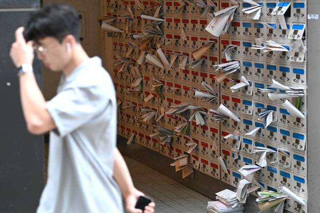 쌓인 점포 고지서 올해 상반기 소상공인의 전기료 체납액이 전년 동기 대비 37.7% 급증한 가운데, 4일 오전 경기 고양시 한 대형 쇼핑몰의 점포 우편함에 각종 요금 고지서 등 찾아가지 않은 우편물들이 잔뜩 쌓여 있다. 백동현 기자