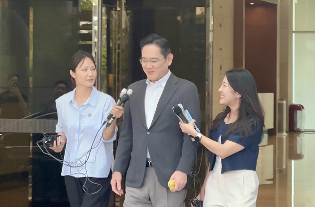 이재용 삼성전자 회장이 파리 올림픽 참관 등 유럽 출장을 마치고 지난달 서울 강서구 서울김포비즈니스항공센터(SGBAC)를 통해 귀국했다./사진=백유진 기자 byj@