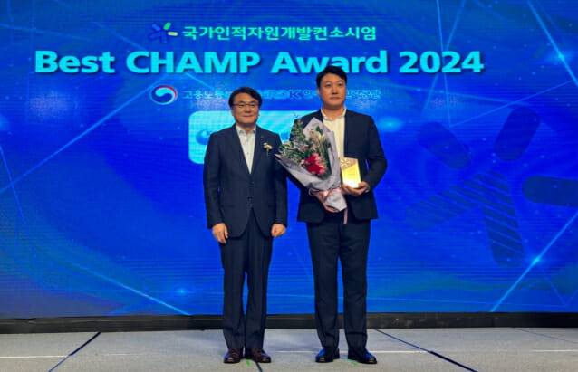 이우영 한국산업인력공단 이사장과 최석윤 KOSA SW교육센터장이 사진 촬영에 나섰다(사진=KOSA)