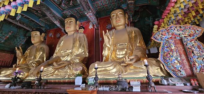 완주 송광사 대웅전 소조석가여래 삼불좌상