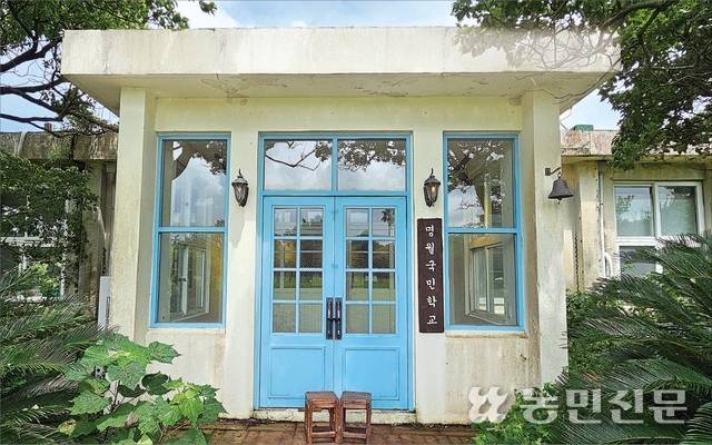 제주 제주시 한림읍 명월리의 폐교가 재탄생한 카페 ‘명월국민학교’. 푸른 대문은 마을 주민들이 직접 단 것이다.
