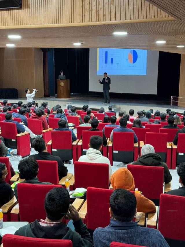 올해 2월 중소벤처기업부 관계자가 인도 뉴델리에서 열린 벤처스타트업 인재매칭 페스티벌에서 인도 청년들에게 한국 벤처기업 및 한국 취업시 장단점 등을 소개하고 있다.