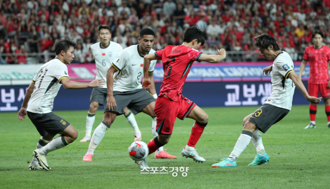 한국 축구국가대표 황인범이 지난 6월 서울월드컵경기장에서 열린 2026 북중미 월드컵 2차 예선 중국전에서 드리블을 하고 있다. 2024.6.11 권도현 기자