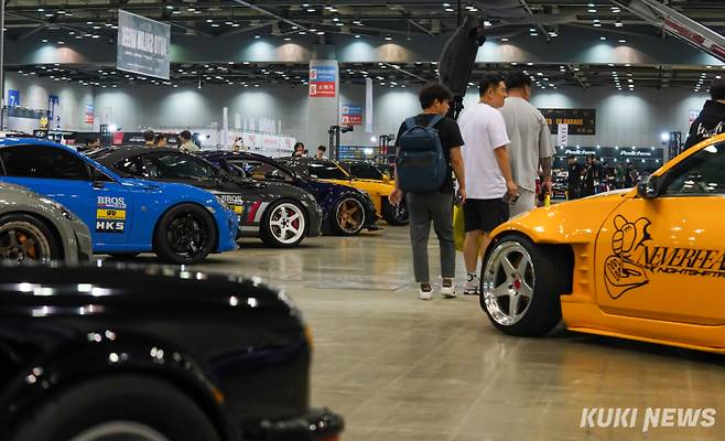 6일 고양시 킨텍스 제2전시장에서 열린 '2024 오토살롱위크'에서 관람객들이 튜닝카들을 살펴보고 있다.