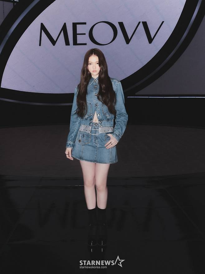 걸그룹 '미야오'(MEOW) 엘라가 6일 오후 온라인으로 진행된 데뷔 싱글 앨범 '미야오' 발매 기념 쇼케이스에서 포즈를 취하고 있다. /사진제공=더블랙레이블 2024.09.06 /사진=이동훈