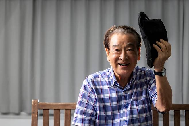 이순재(90)가 7일 서울 대학로에서 개막하는 연극 ‘고도를 기다리며를 기다리며’ 연습실에서 소품용 모자를 들고 환하게 웃고 있다. 배우는 선택받아야 하는 직업이고, 기다림은 숙명이다. 그는 “이 나이에 무슨 꿈이 있겠냐”며 “주어진 역할에 하루하루 최선을 다한다”고 했다. /이신영 영상미디어 기자