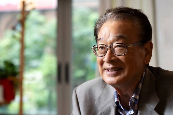 이순재는 “배우에게는 인기 스타의 길과 액팅 스타의 길이 있다"고 말한다. "껍질을 벗어야 나비가 되는데 인기 스타는 애벌레 때부터 인기와 돈을 얻는다. 후배들이 거기 안주하지 않기를 바란다. 젊은 배우들을 보면 양아치나 깡패 연기는 천재적으로 잘하는데 지적 표현은 안 된다. 연기력을 다듬고 힘이 축적되기까지 기다릴 줄 알아야 한다. 그래야 껍질을 벗고 날아오를 수 있다.” /이신영 영상미디어 기자