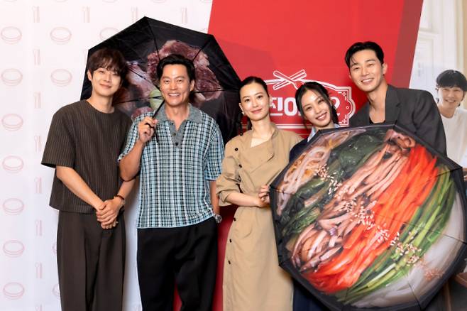 배우 최우식(왼쪽부터), 이서진, 정유미, 고민시, 박서준이 지난 6월28일 오전 온라인으로 진행된 tvN 예능 '서진이네2' 제작발표회에 참석해 포즈를 취하고 있다. /사진=CJ ENM