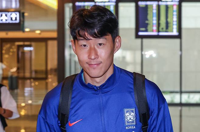 대한민국 축구대표팀이 7일 오만 무스카트 국제공항을 통해 오만에 입성한 가운데 주장 손흥민 밝은 표정을 짓고 있다. 한국은 오만과 10일 오후 11시에 붙는다. 연합뉴스