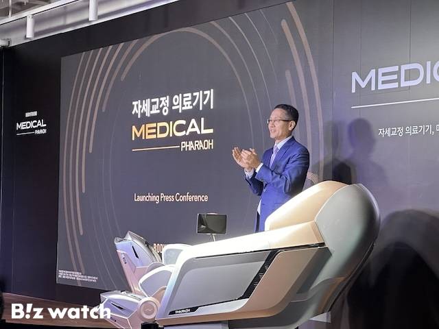 지성규 바디프랜드 총괄부회장이 7일 오전 서울 강남구 도곡동 바디프랜드 본사에서 신제품 '메디컬파라오'를 소개했다. / 사진=정혜인 기자 hij@