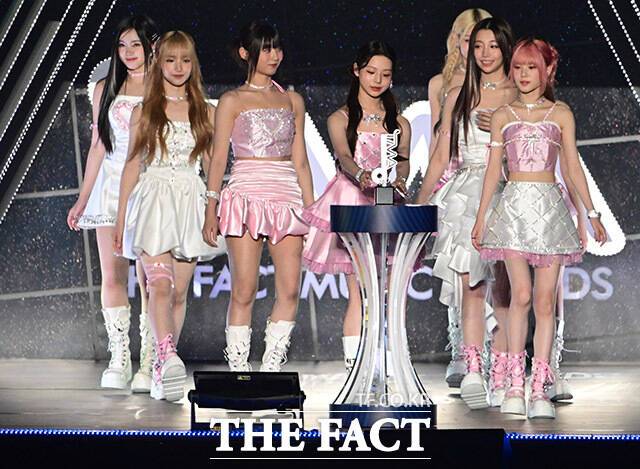 <더팩트>가 주최하고 팬앤스타와 필링바이브(FEELINGVIVE)가 주관하는 '2024 더팩트 뮤직 어워즈(2024 THE FACT MUSIC AWARDS, TMA)'가 8일 오후 일본 오사카 '교세라 돔 오사카'에서 열린 가운데 '핫티스트'를 수상한 그룹 유니스가 입장하고 있다. /교세라 돔 오사카=남윤호 기자