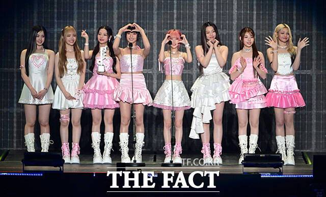 <더팩트>가 주최하고 팬앤스타와 필링바이브(FEELINGVIVE)가 주관하는 '2024 더팩트 뮤직 어워즈(2024 THE FACT MUSIC AWARDS, TMA)'가 8일 오후 일본 오사카 '교세라 돔 오사카'에서 열린 가운데 '핫티스트'를 수상한 그룹 유니스가 소감을 말하고 있다. /교세라 돔 오사카=남윤호 기자