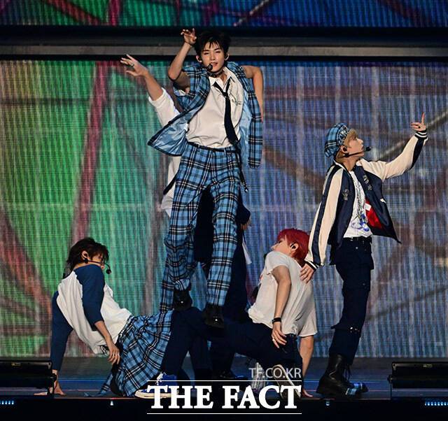<더팩트>가 주최하고 팬앤스타와 필링바이브(FEELINGVIVE)가 주관하는 '2024 더팩트 뮤직 어워즈(2024 THE FACT MUSIC AWARDS, TMA)'가 8일 오후 일본 오사카 '교세라 돔 오사카'에서 열린 가운데 그룹 앤팀이 화려한 공연을 펼치고 있다. /교세라 돔 오사카=남윤호 기자