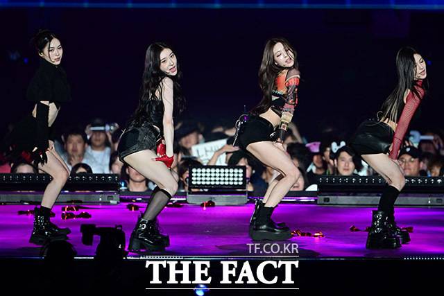 <더팩트>가 주최하고 팬앤스타와 필링바이브(FEELINGVIVE)가 주관하는 '2024 더팩트 뮤직 어워즈(2024 THE FACT MUSIC AWARDS, TMA)'가 8일 오후 일본 오사카 '교세라 돔 오사카'에서 열린 가운데 그룹 있지가 화려한 공연을 펼치고 있다. /교세라 돔 오사카=남윤호 기자