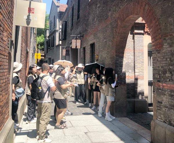 부산지역 독립운동가 후손들로 구성된 ‘부산광복원정대’가 중국 상하이의 김구 선생 거주지였던 영경방을 탐방하고 있는 모습. 김예진 씨 제공