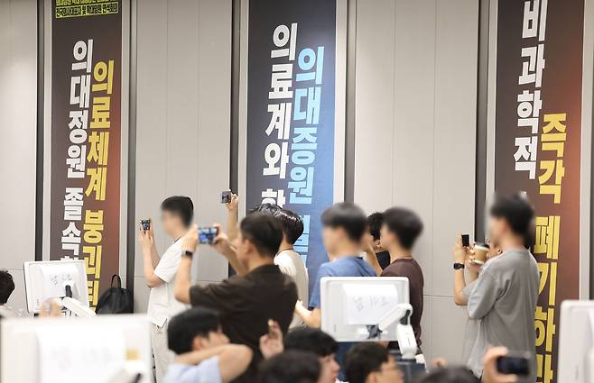 <YONHAP PHOTO-4036> 사직 전공의 근골격계 초음파 연수강좌 (서울=연합뉴스) 김성민 기자 = 8일 오후 서울 용산구 대한의사협회에서 열린 '사직 전공의들을 위한 근골격계 초음파 연수강좌'에서 사직 전공의들이 실습을 하고 있다. 2024.9.8 ksm7976@yna.co.kr/2024-09-08 15:01:04/<저작권자 ⓒ 1980-2024 ㈜연합뉴스. 무단 전재 재배포 금지, AI 학습 및 활용 금지>