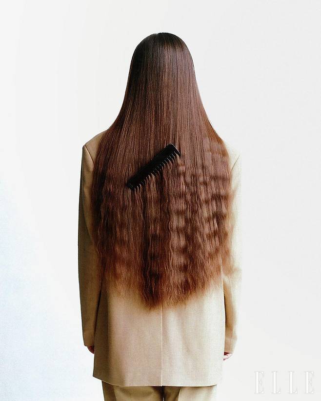 블레이저와 팬츠는 모두 Aeron.